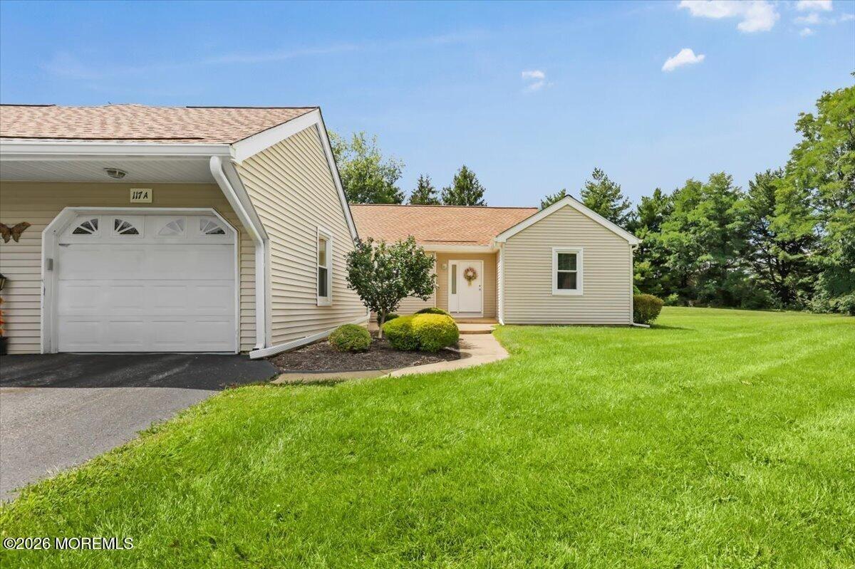 Lowens Strasse, Freehold, NJ 07728