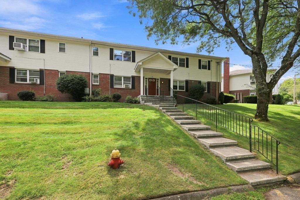 Colonial Cir, Chicopee, MA 01020