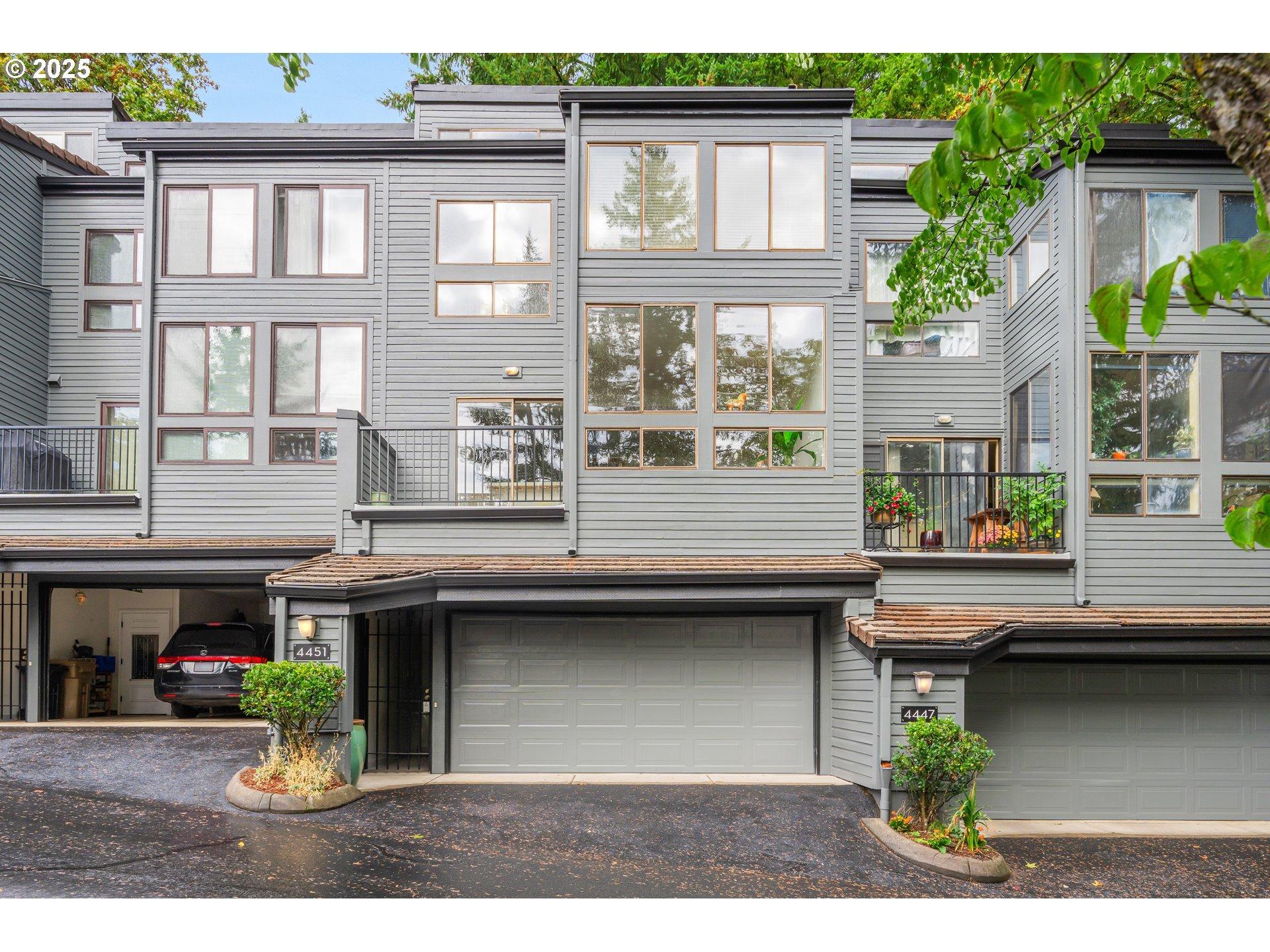 Golden Ln, Lake Oswego, OR 97035