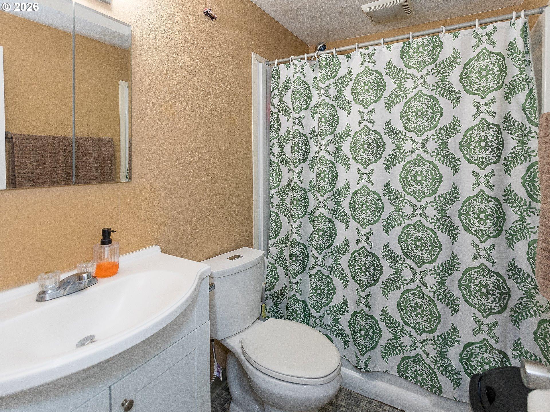 Thompson Ave, Vancouver, WA 98660