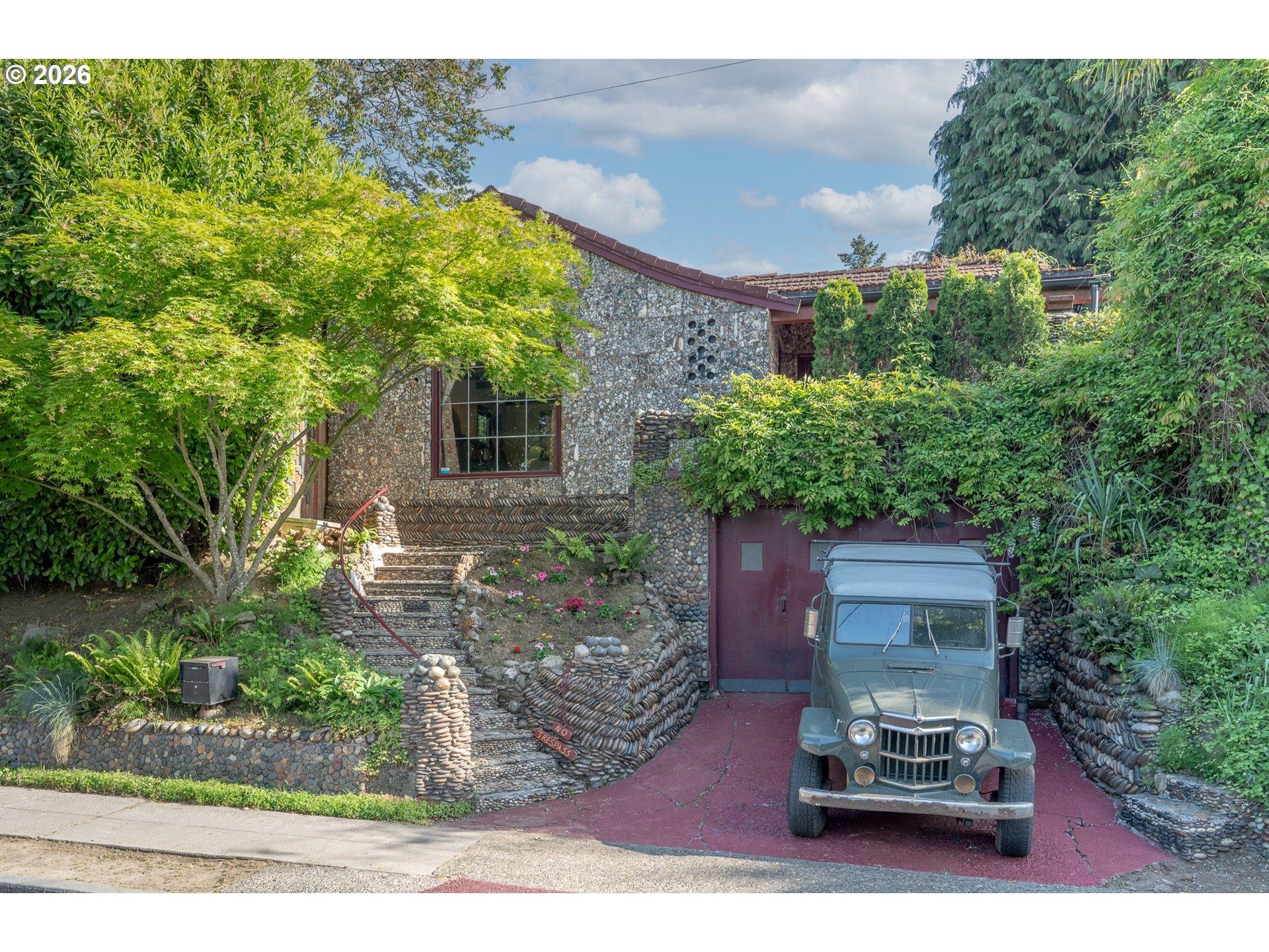 E Burnside St, Portland, OR 97215