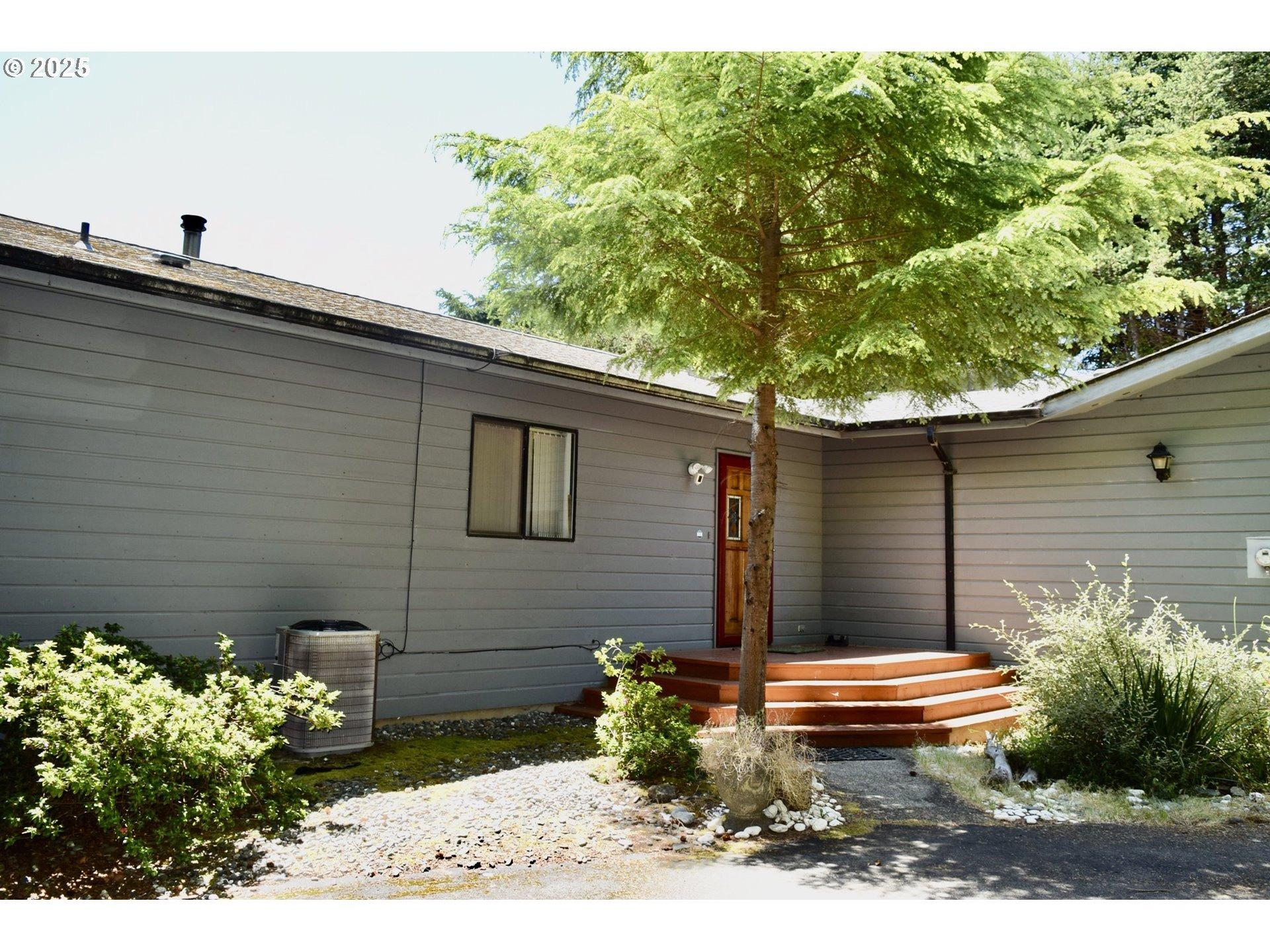 Mutts Way, Gold Beach, OR 97444