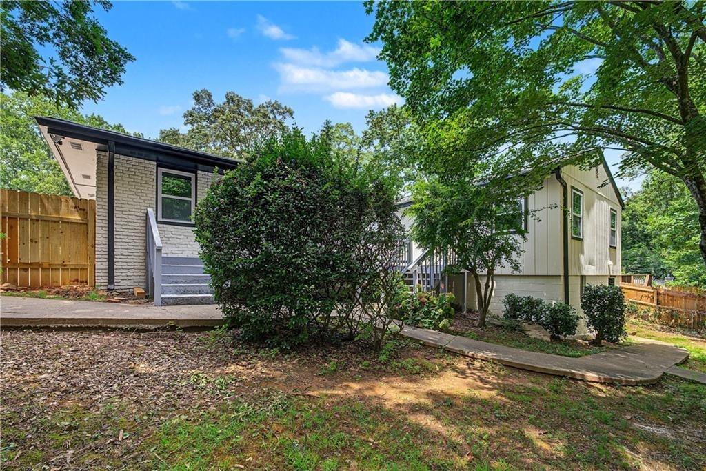 Honeysuckle Dr Se, Smyrna, GA 30082