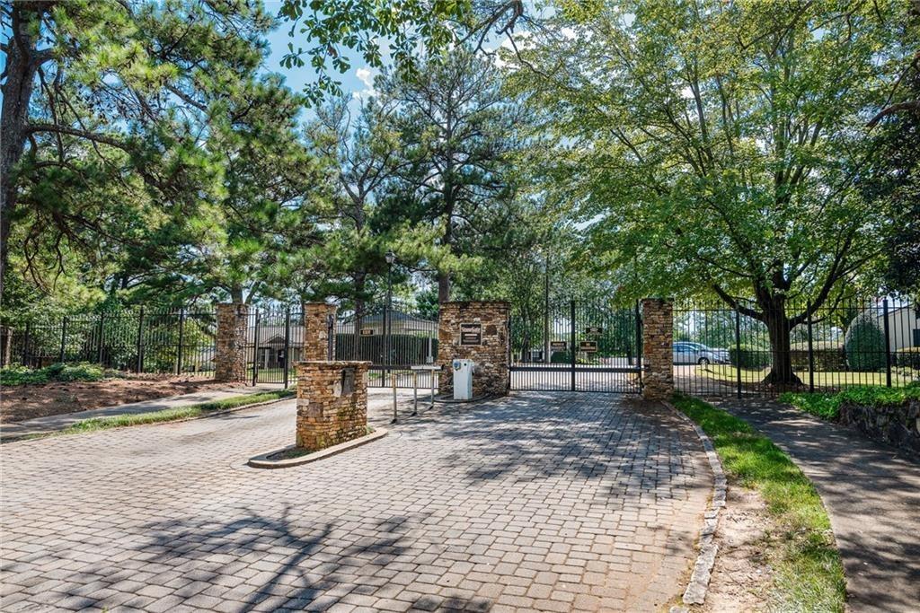 Stone Gate Ln Se, Atlanta, GA 30317