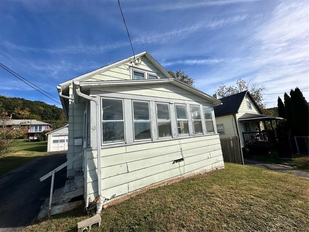 Miriam St, Johnson City, NY 13790