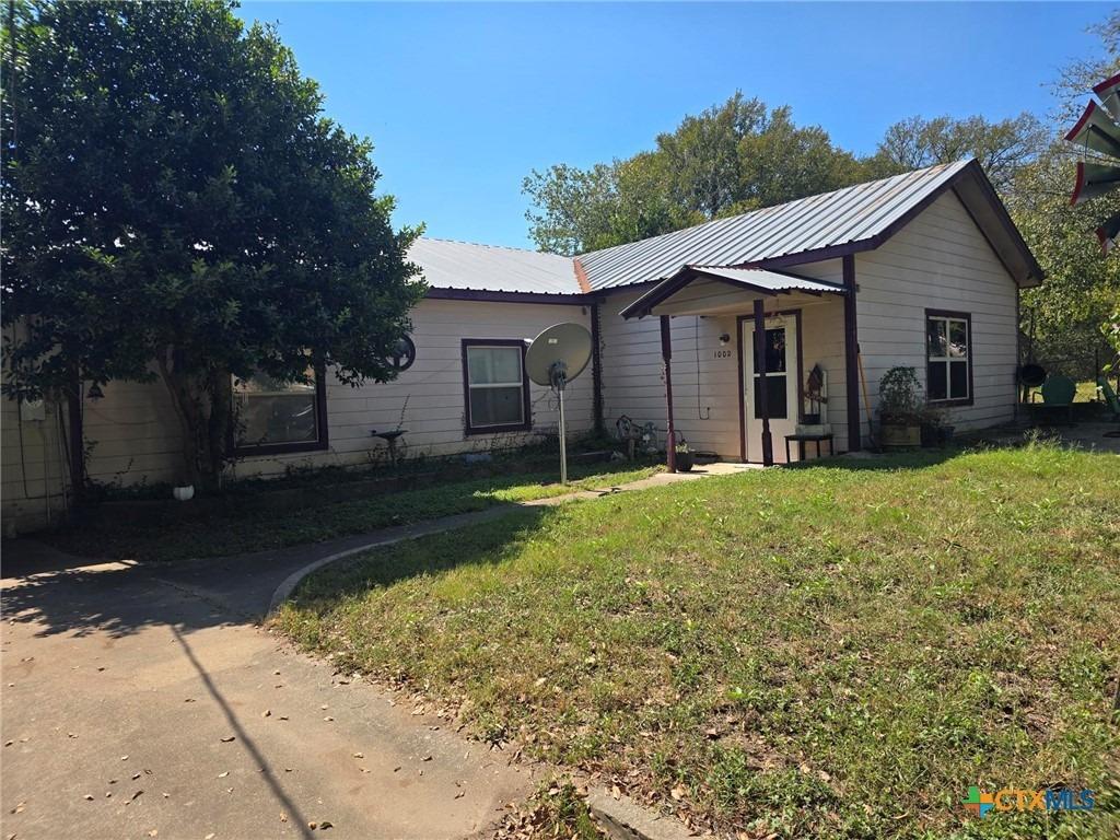 W Leon St, Gatesville, TX 76528