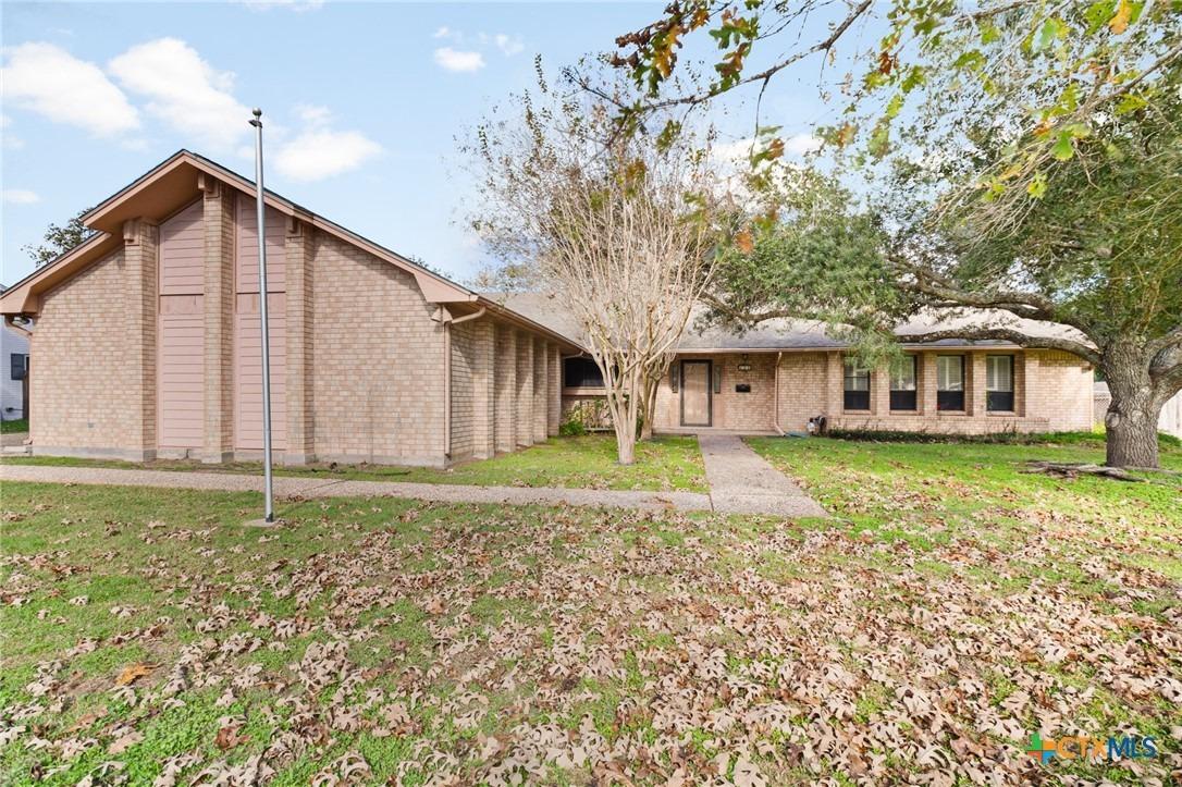 Suzanne St, Edna, TX 77957