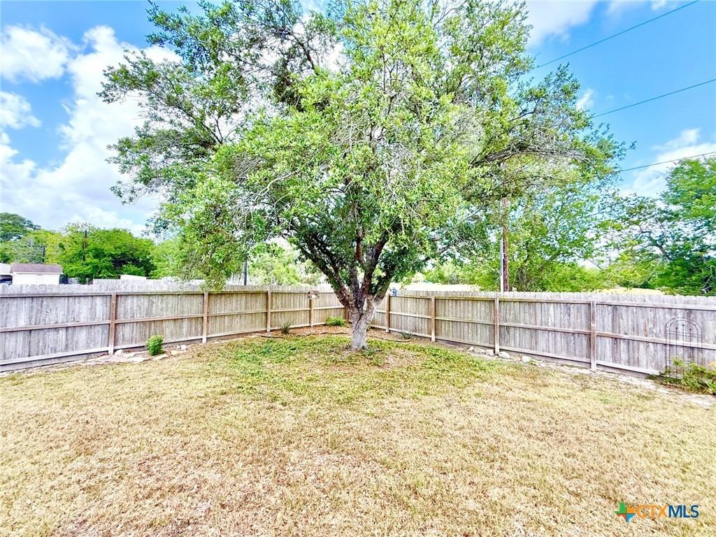 S Trinity St, Edna, TX 77957