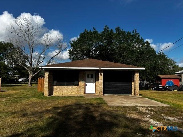 Rosa St, Edna, TX 77957