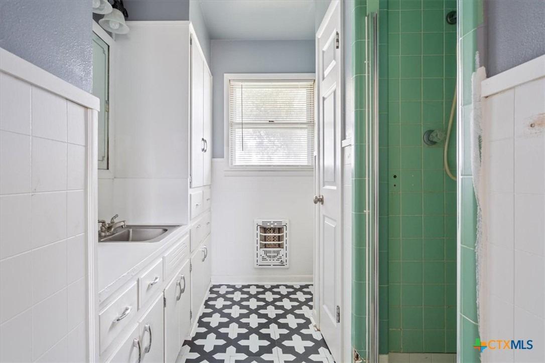 E Davilla St, Bartlett, TX 76511