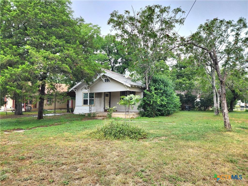 E Davis St, Luling, TX 78648