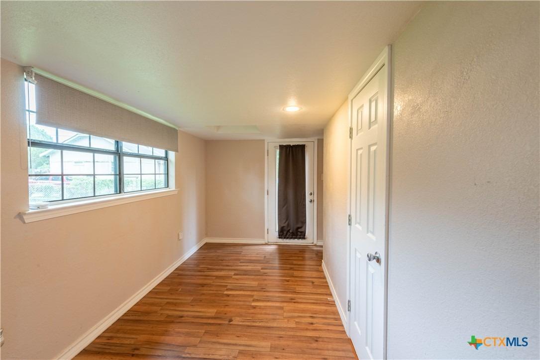 N Mesquite Ave, Luling, TX 78648