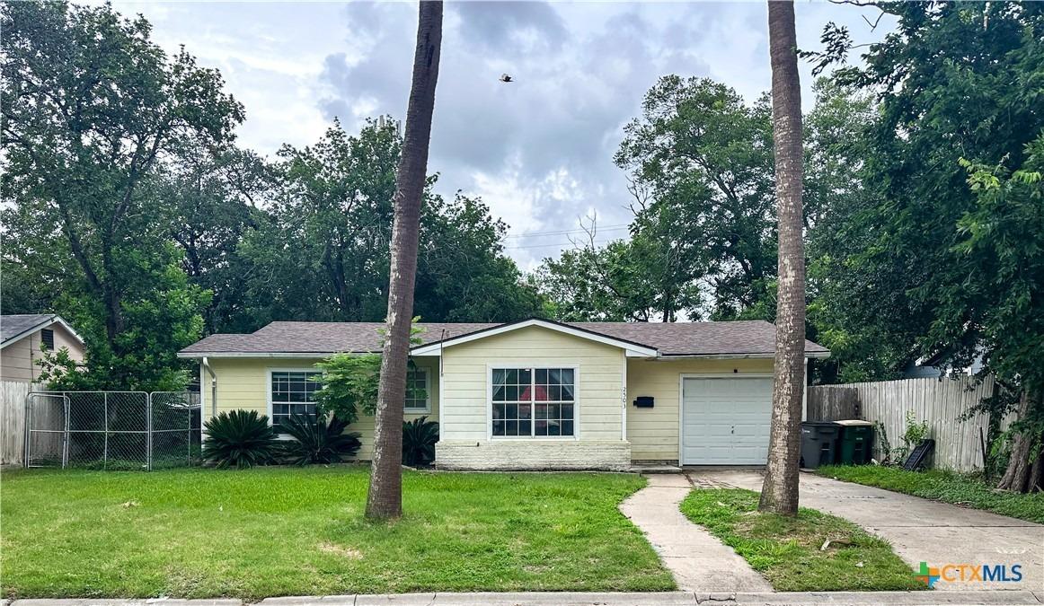 E Mistletoe Ave, Victoria, TX 77901