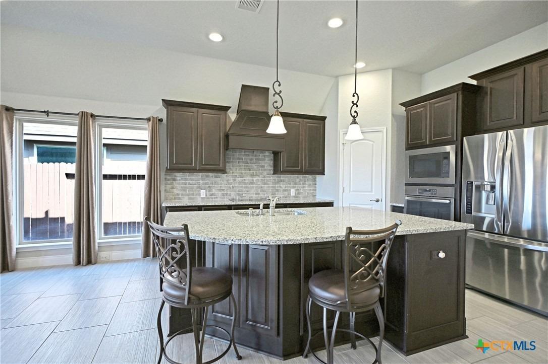 Glen Holw, Seguin, TX 78155
