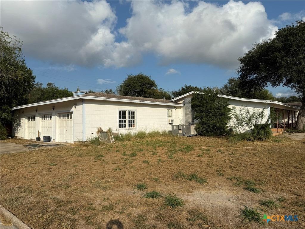 Locke St, Woodsboro, TX 78393