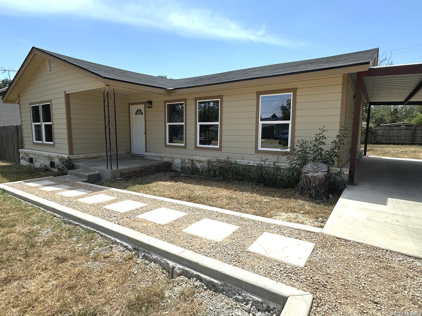 Dove Ave, Devine, TX 78016