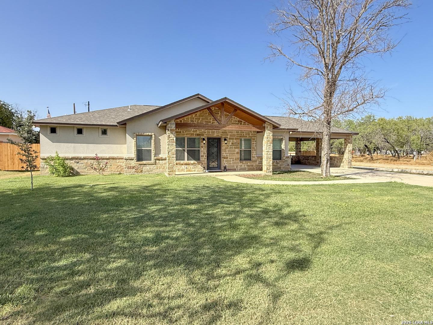 Bluebonnet Ave, Devine, TX 78016