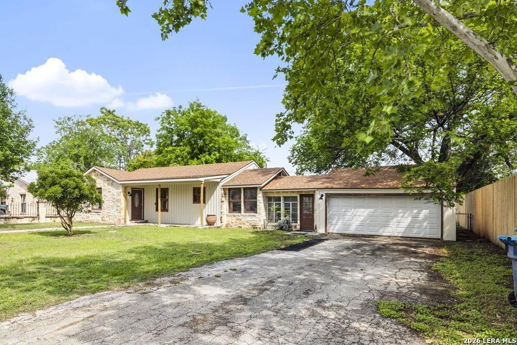 N Lewis Ave, Kerrville, TX 78028