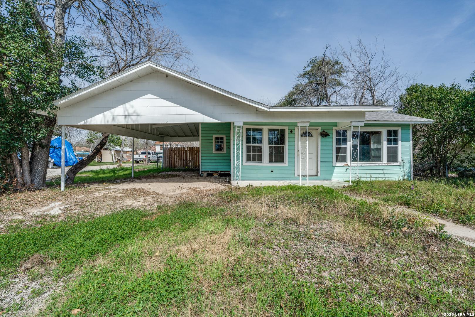E Ireland St, Seguin, TX 78155