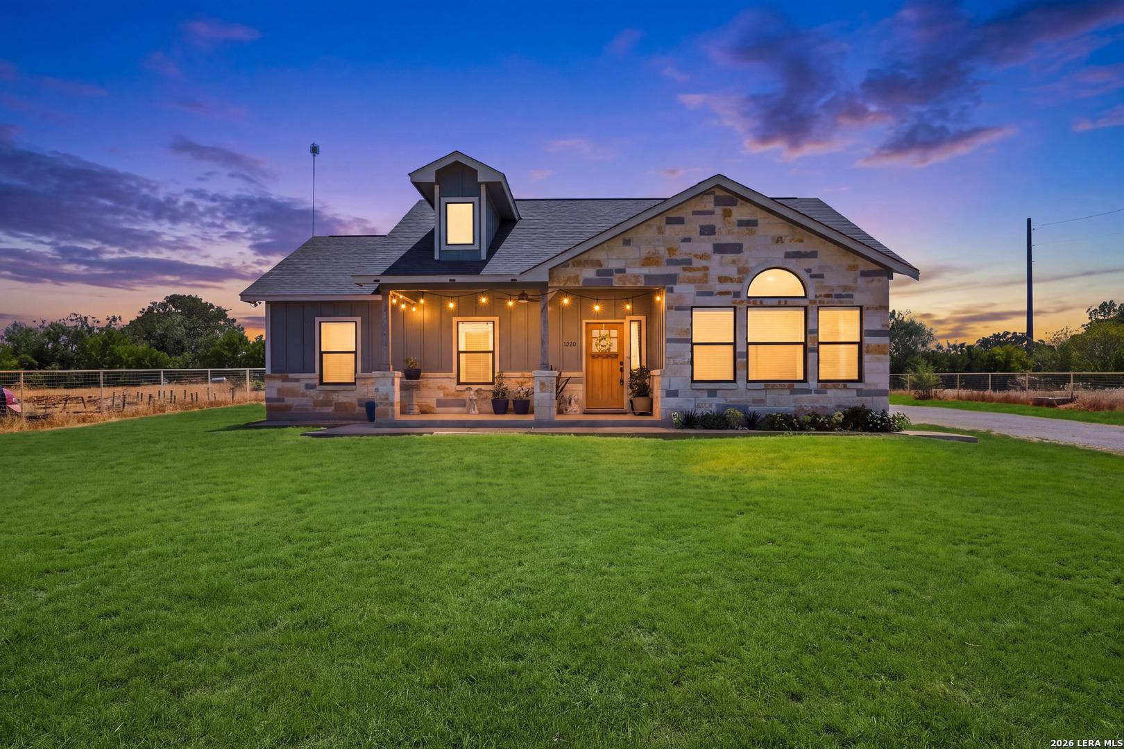 Tiff Nicole Ln, Von Ormy, TX 78073