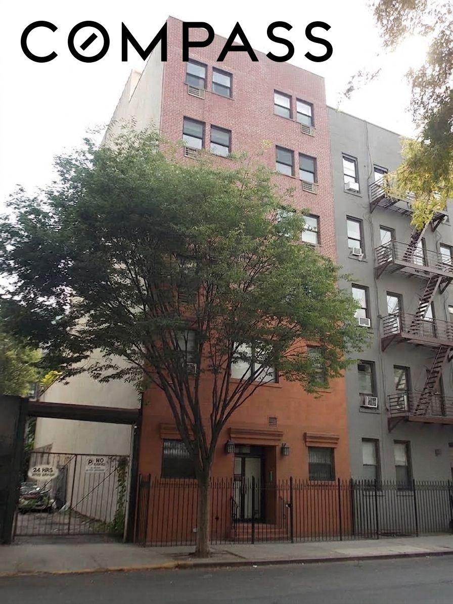 W 49th St, New York, NY 10019