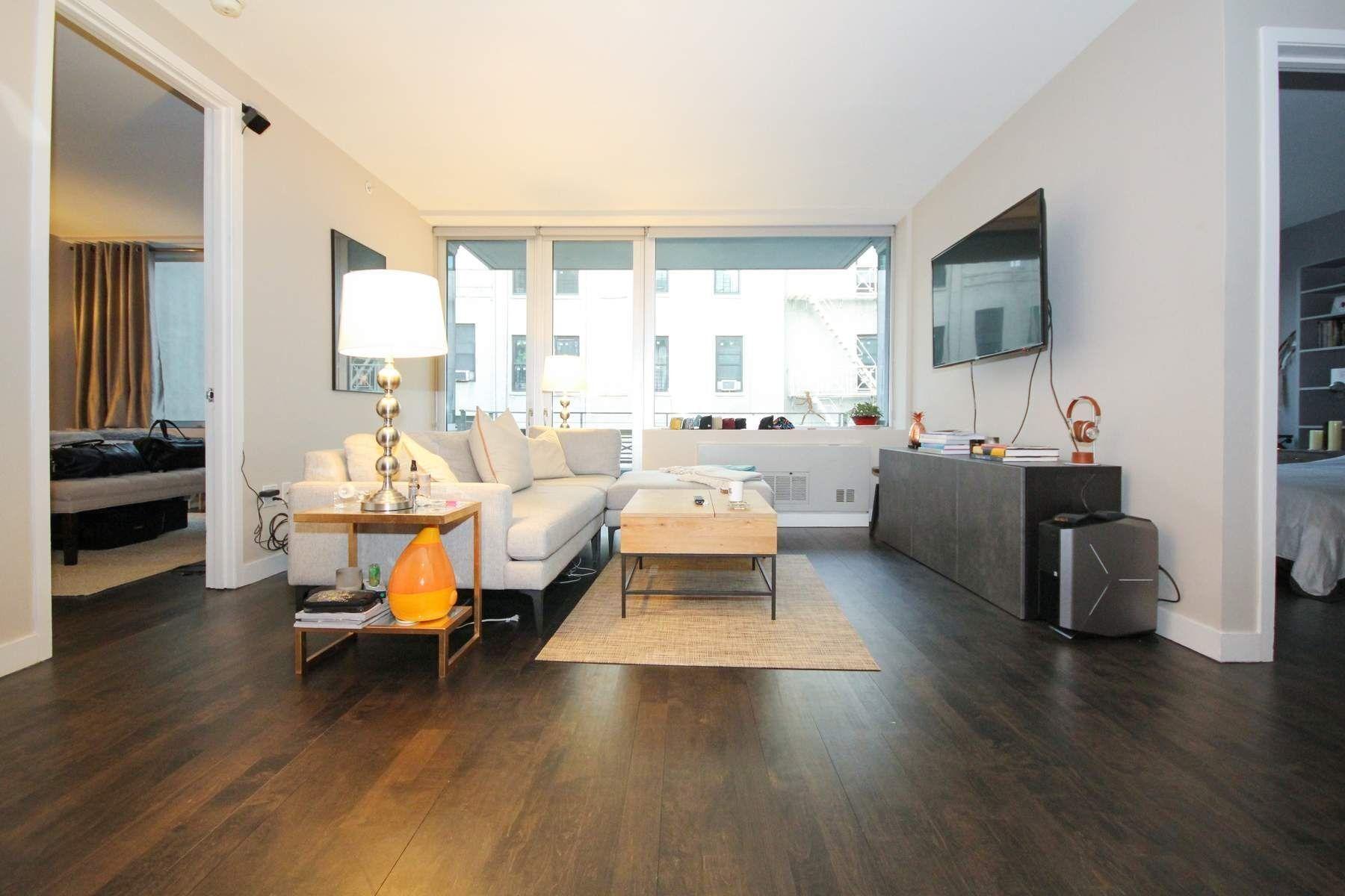 E 9th St, New York, NY 10009