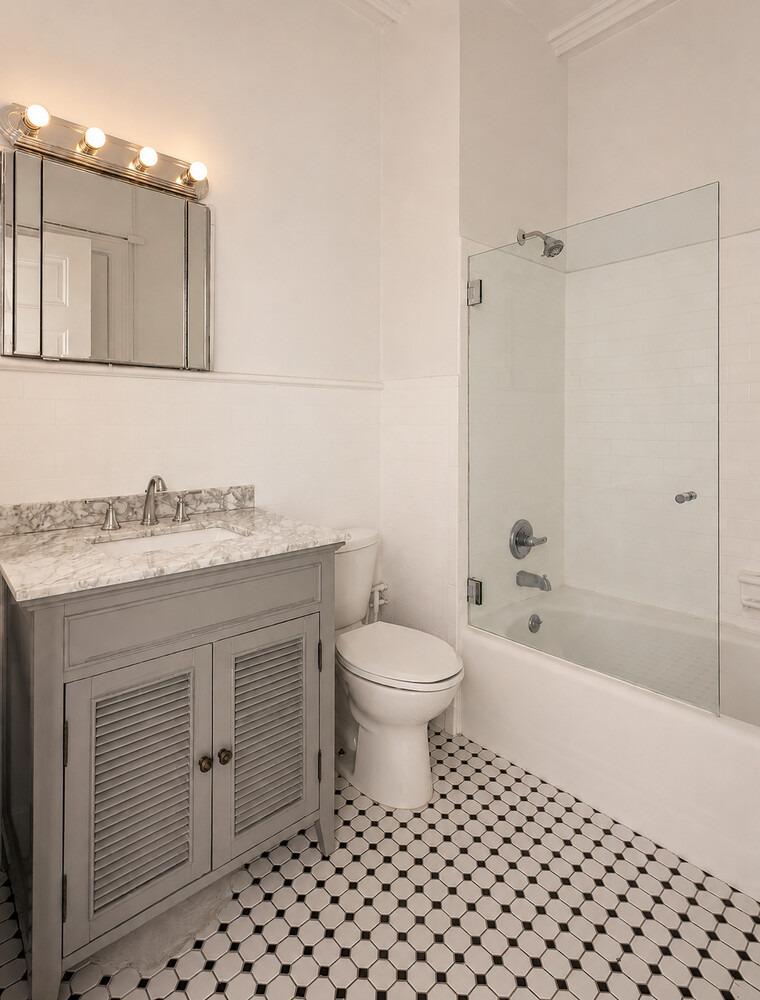 E 81st St, New York, NY 10028