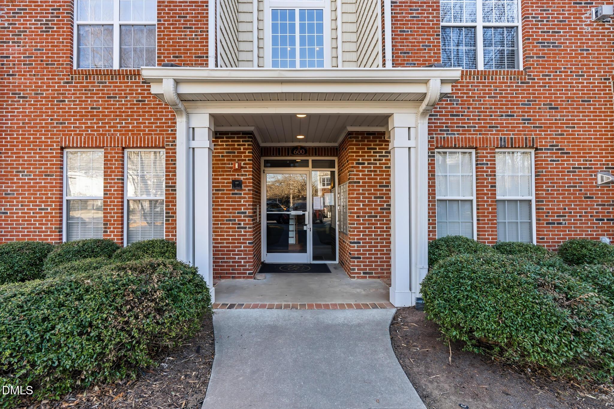 Ives Ct, Chapel Hill, NC 27514