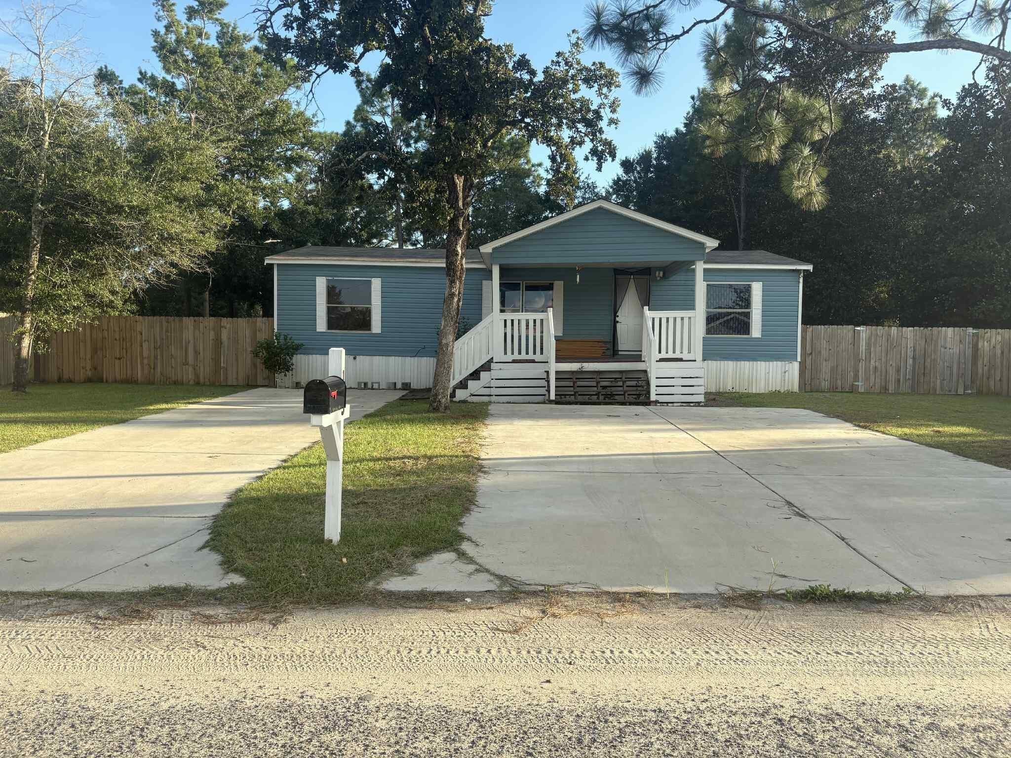 Rembrandt Cir, Defuniak Springs, FL 32433