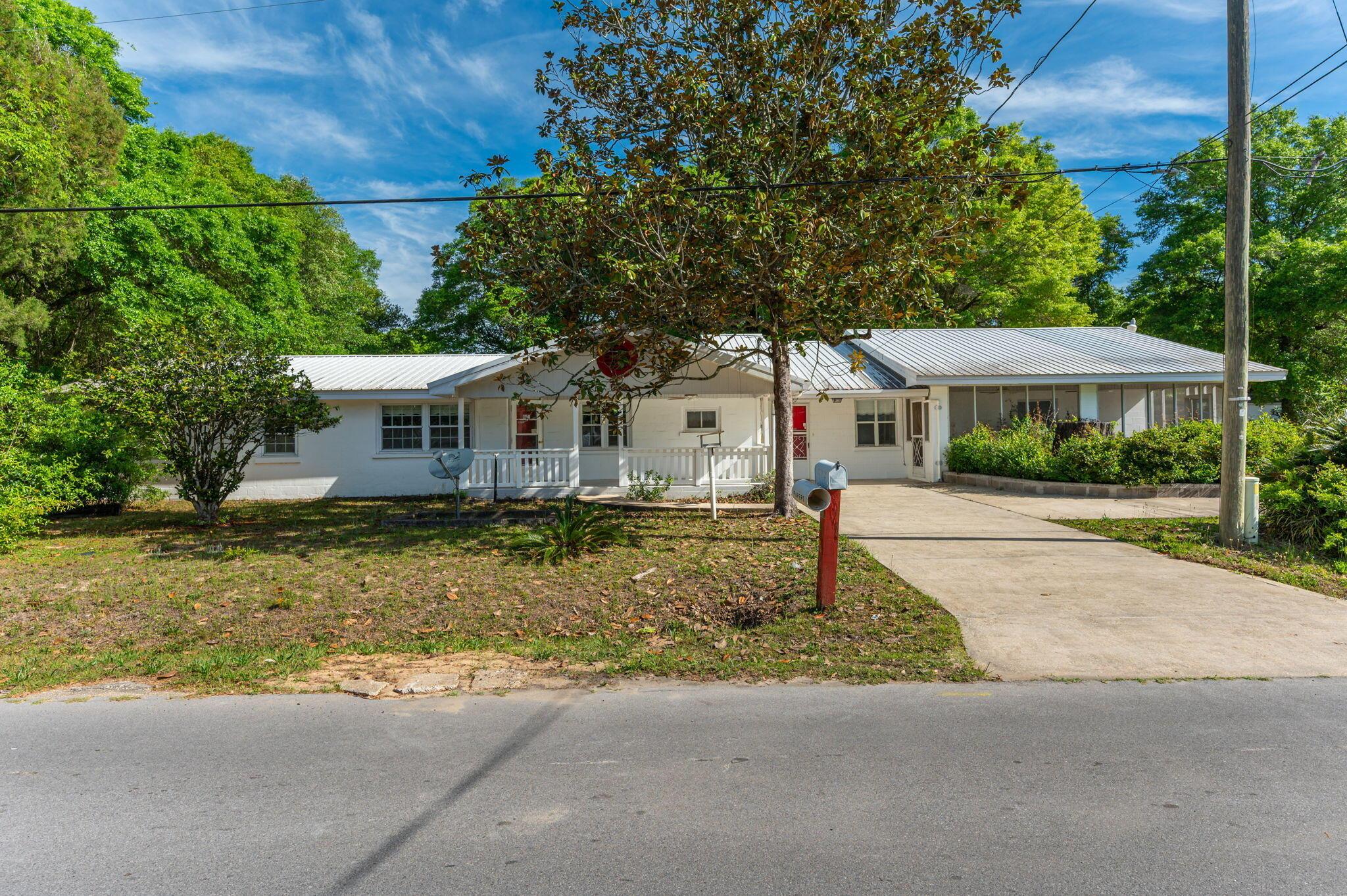E Williams Ave, Crestview, FL 32539