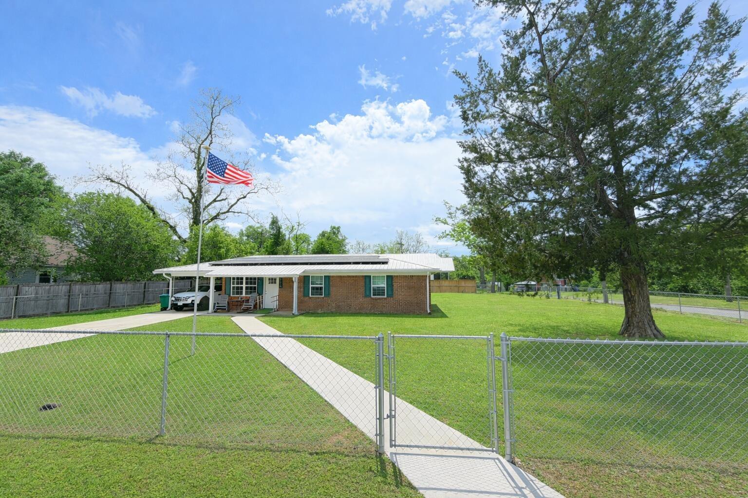 Marion St, Marianna, FL 32448