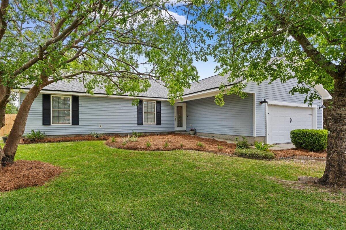 Iris Ln, Navarre, FL 32566