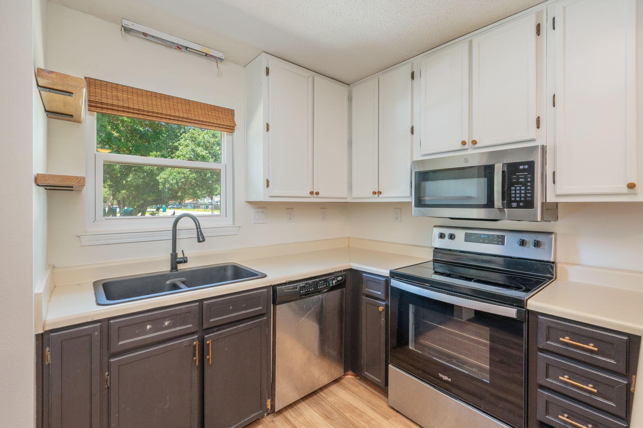 Skinner Cir, Fort Walton Beach, FL 32547