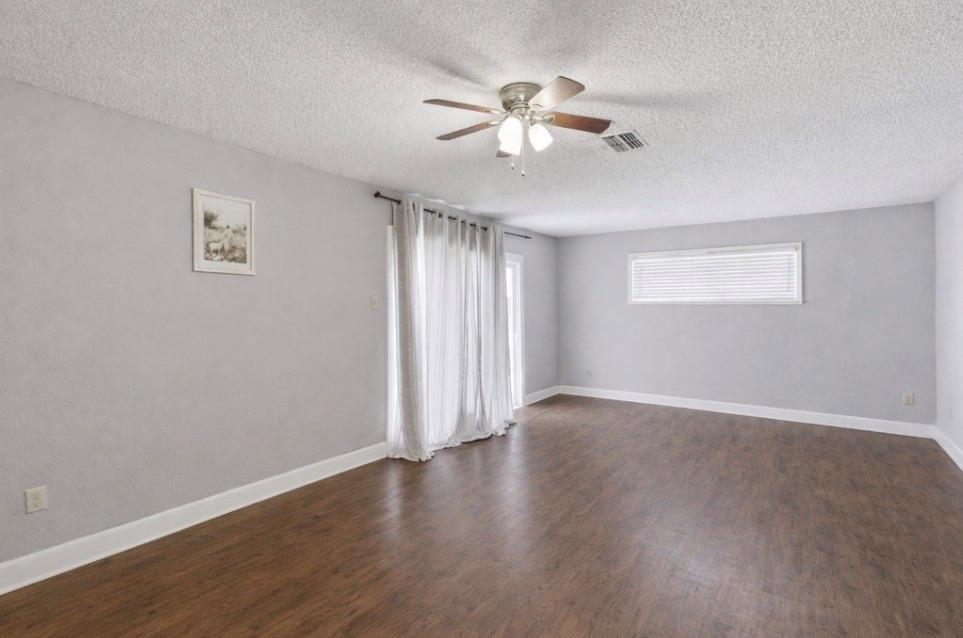 N Texas St, De Leon, TX 76444