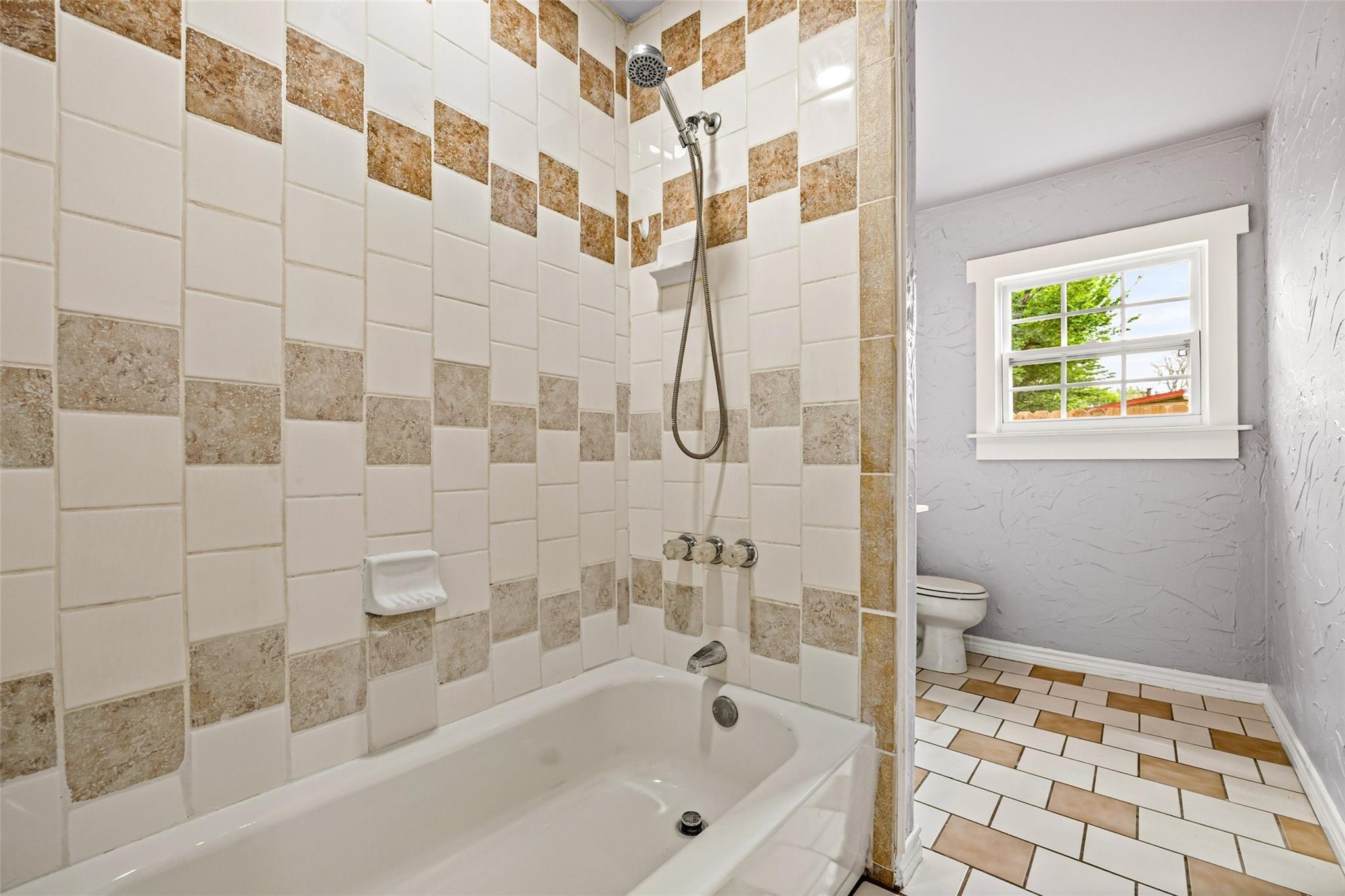 S Lancaster St, Granbury, TX 76048