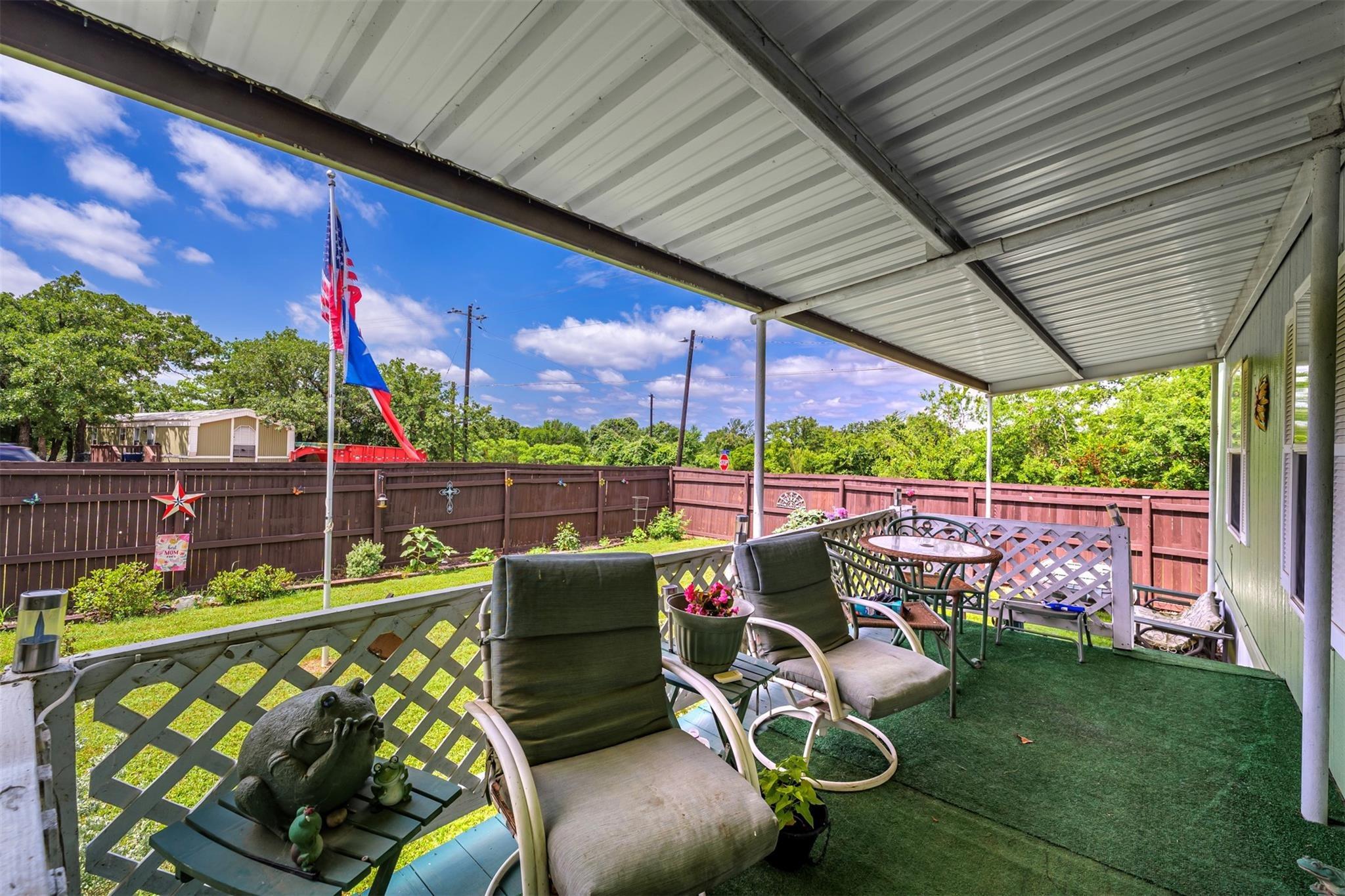 Lark Ct, Azle, TX 76020