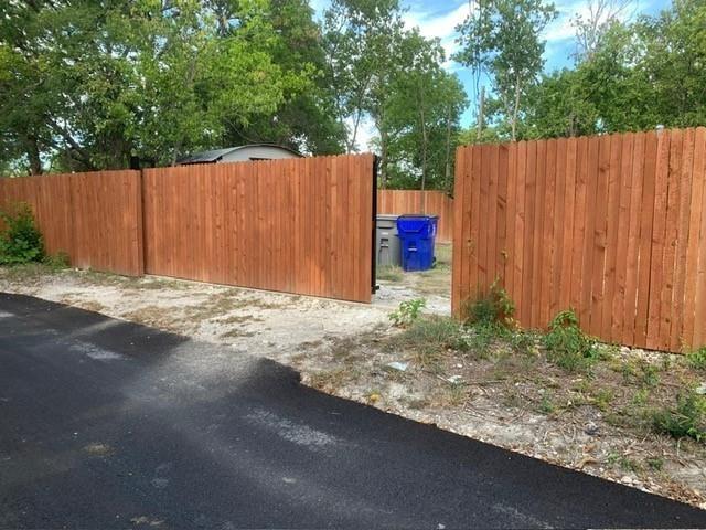 Oak Creek Cir, Dallas, TX 75227