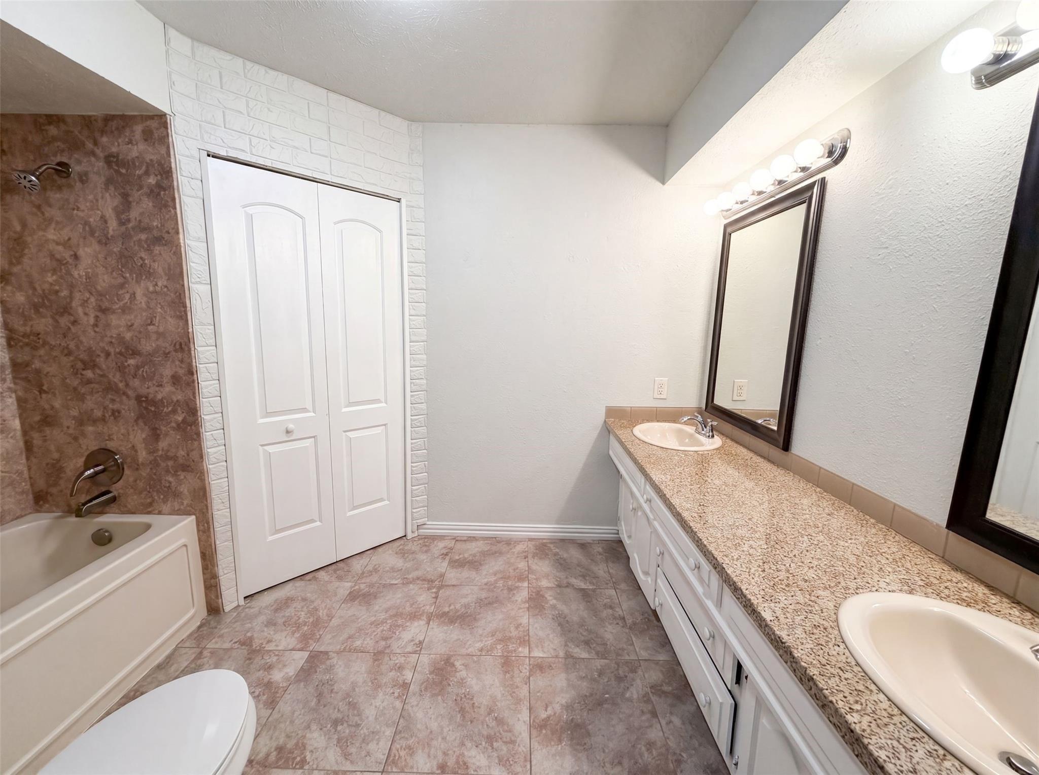 Brookwood Dr, Desoto, TX 75115