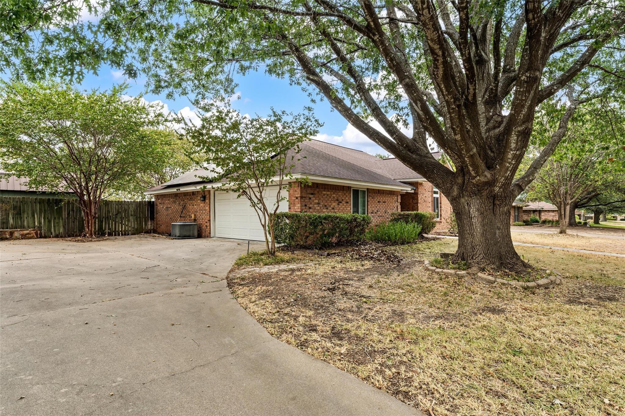 Regina Dr, Hewitt, TX 76643
