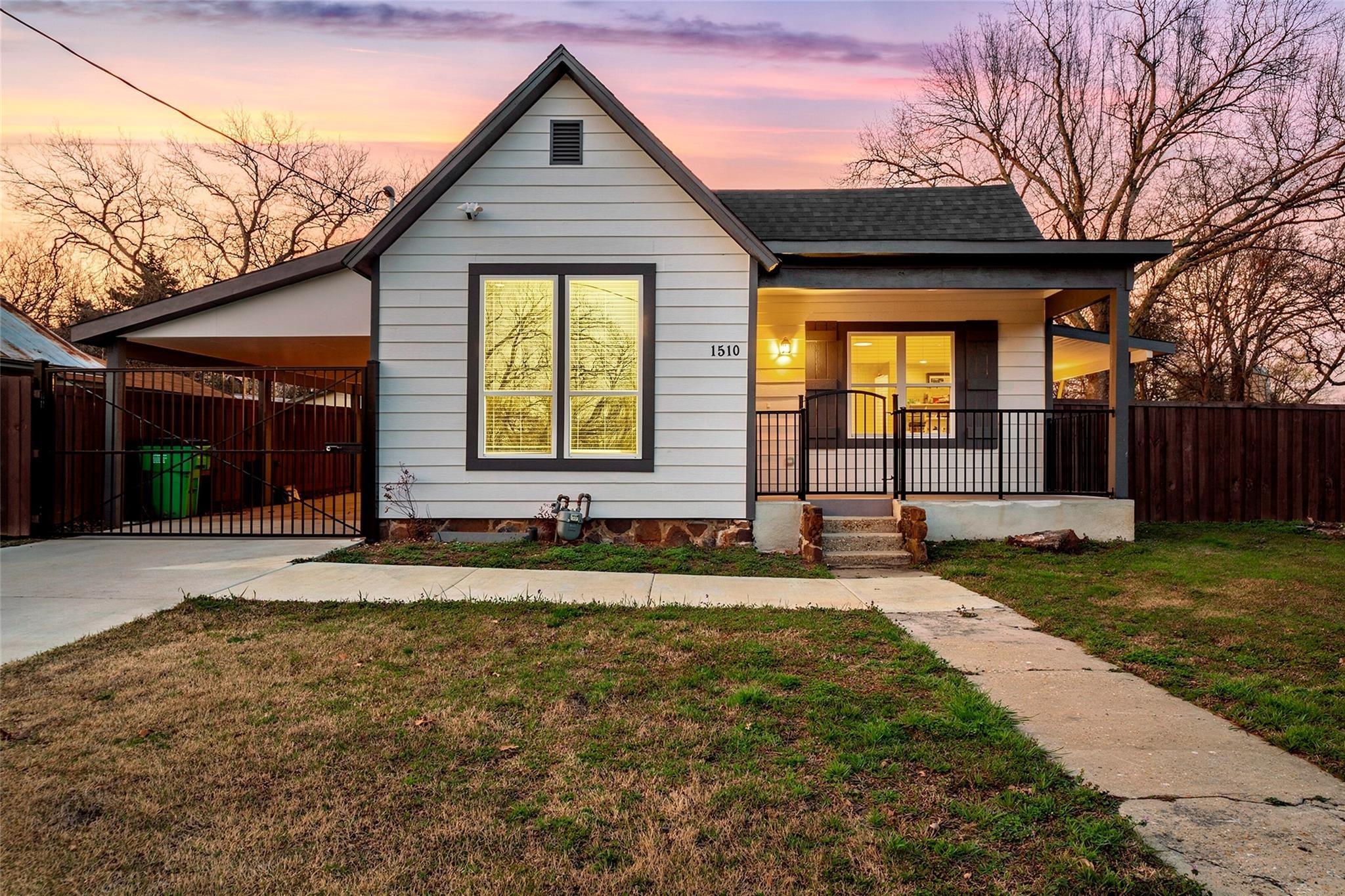 S Lindsay St, Gainesville, TX 76240
