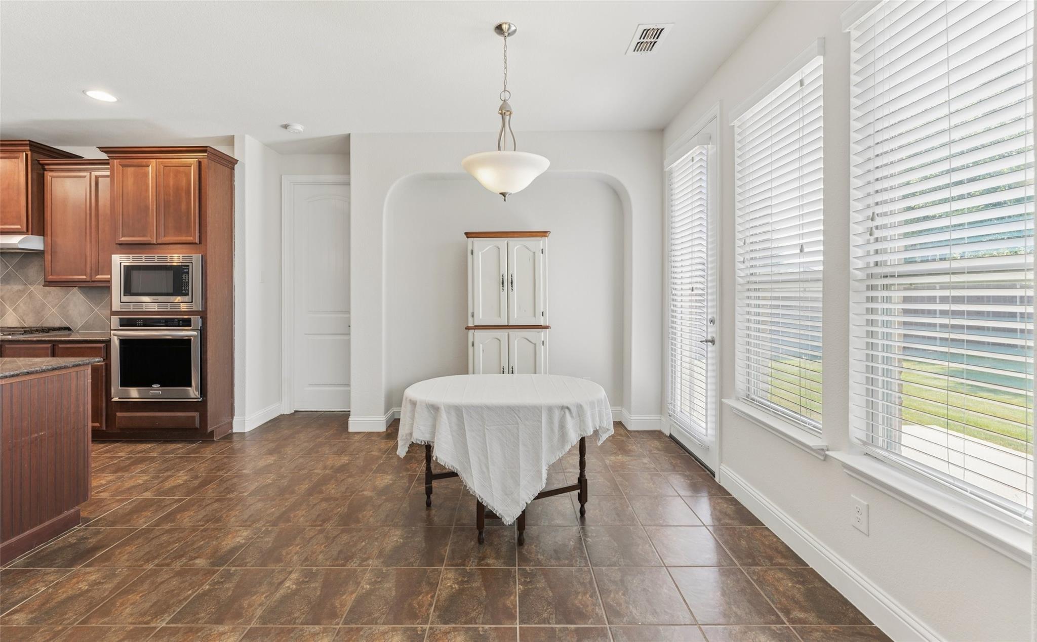 Sandhurst Dr, Roanoke, TX 76262