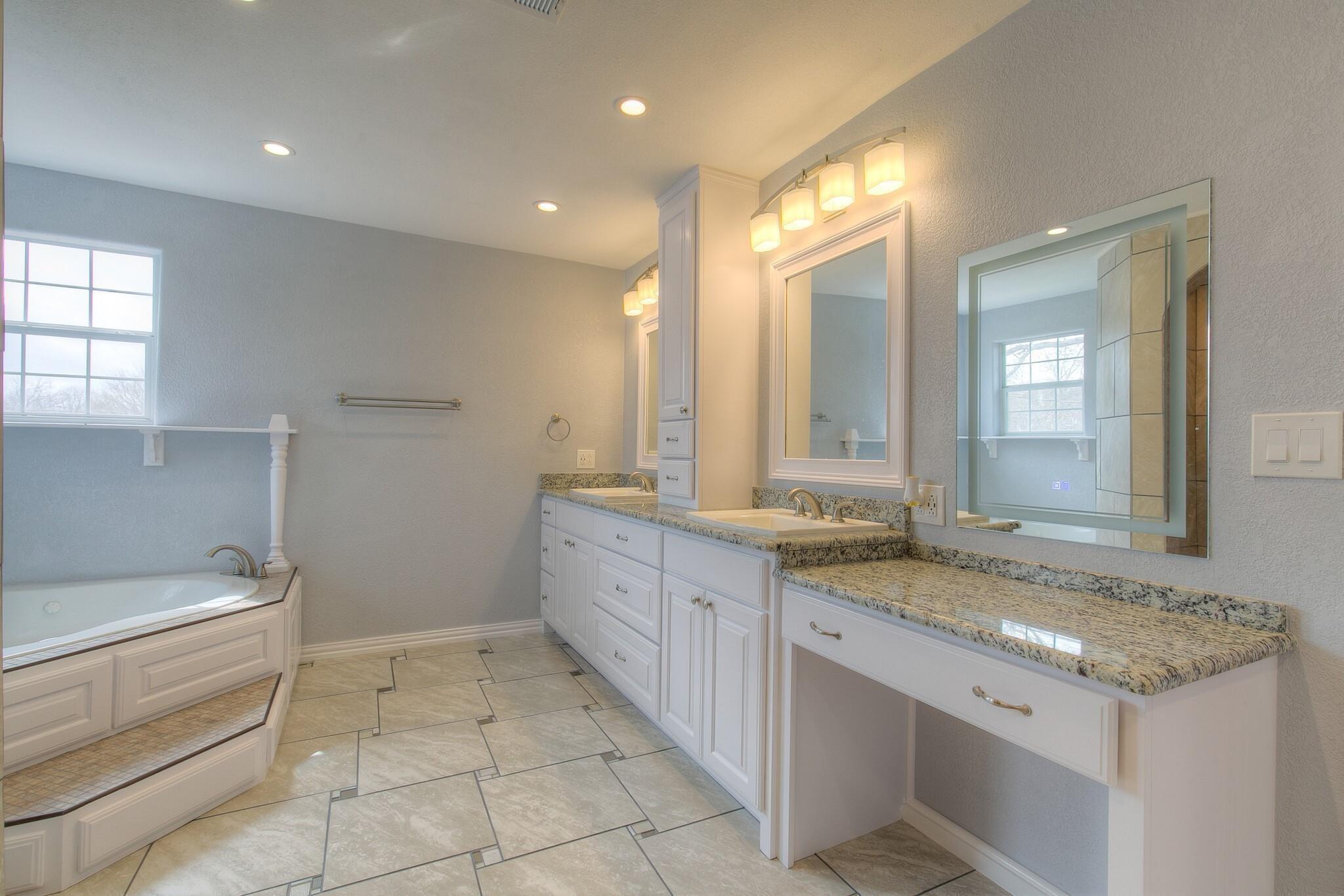 Sky Harbour Ct, Granbury, TX 76049
