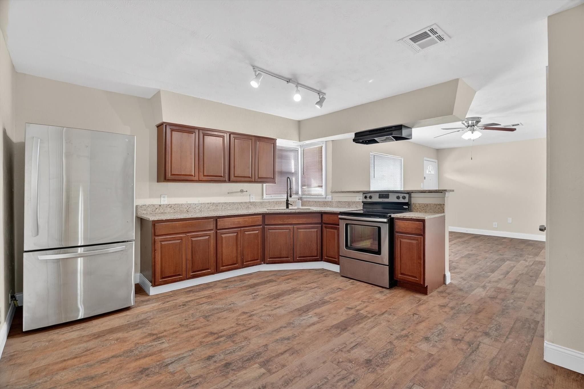 Poindexter Ave, Cleburne, TX 76033