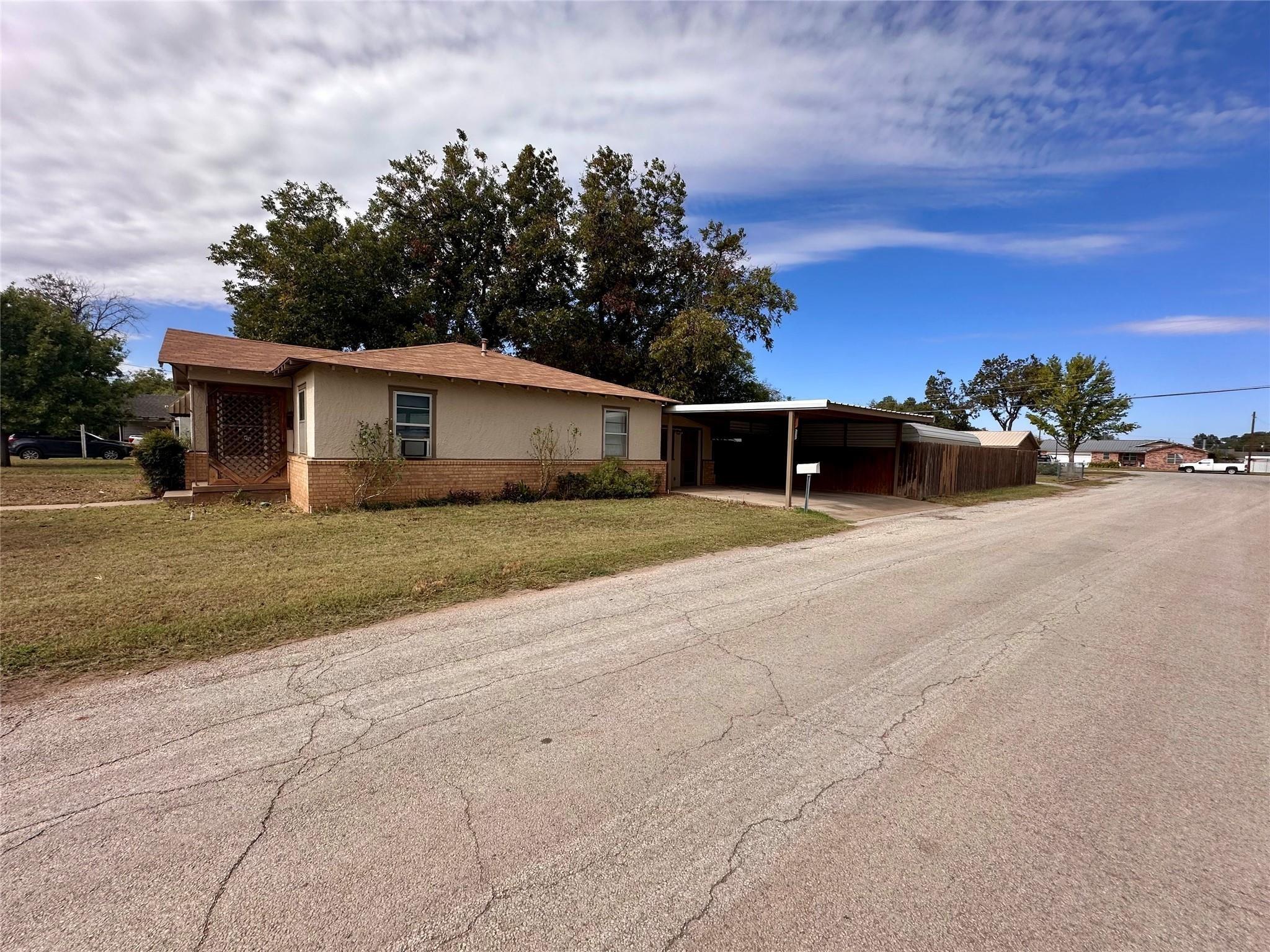 W Custer St, Seymour, TX 76380