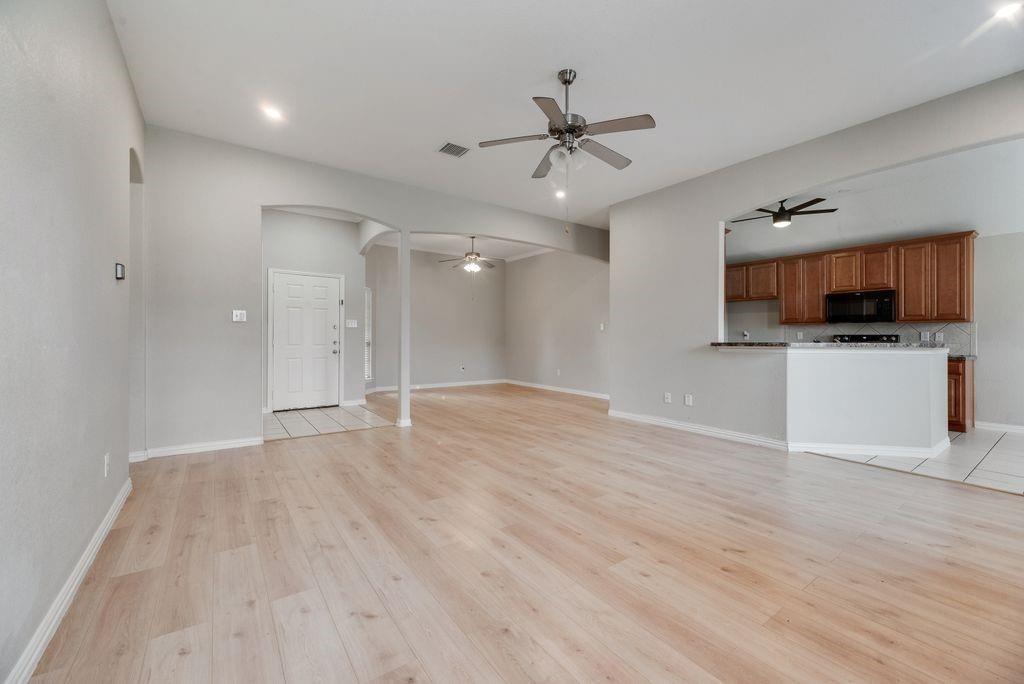 White Willow Ln, Arlington, TX 76002