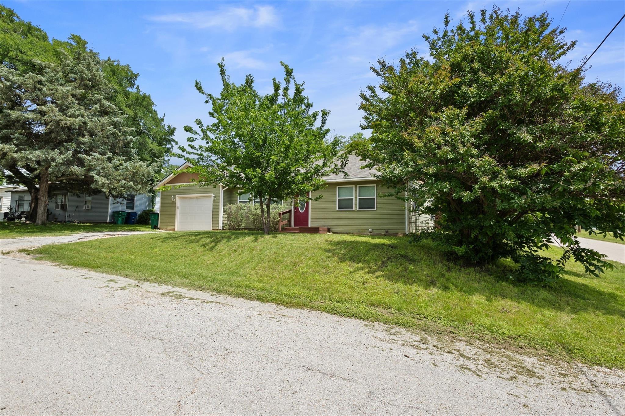 S Flower Ln, Chico, TX 76431