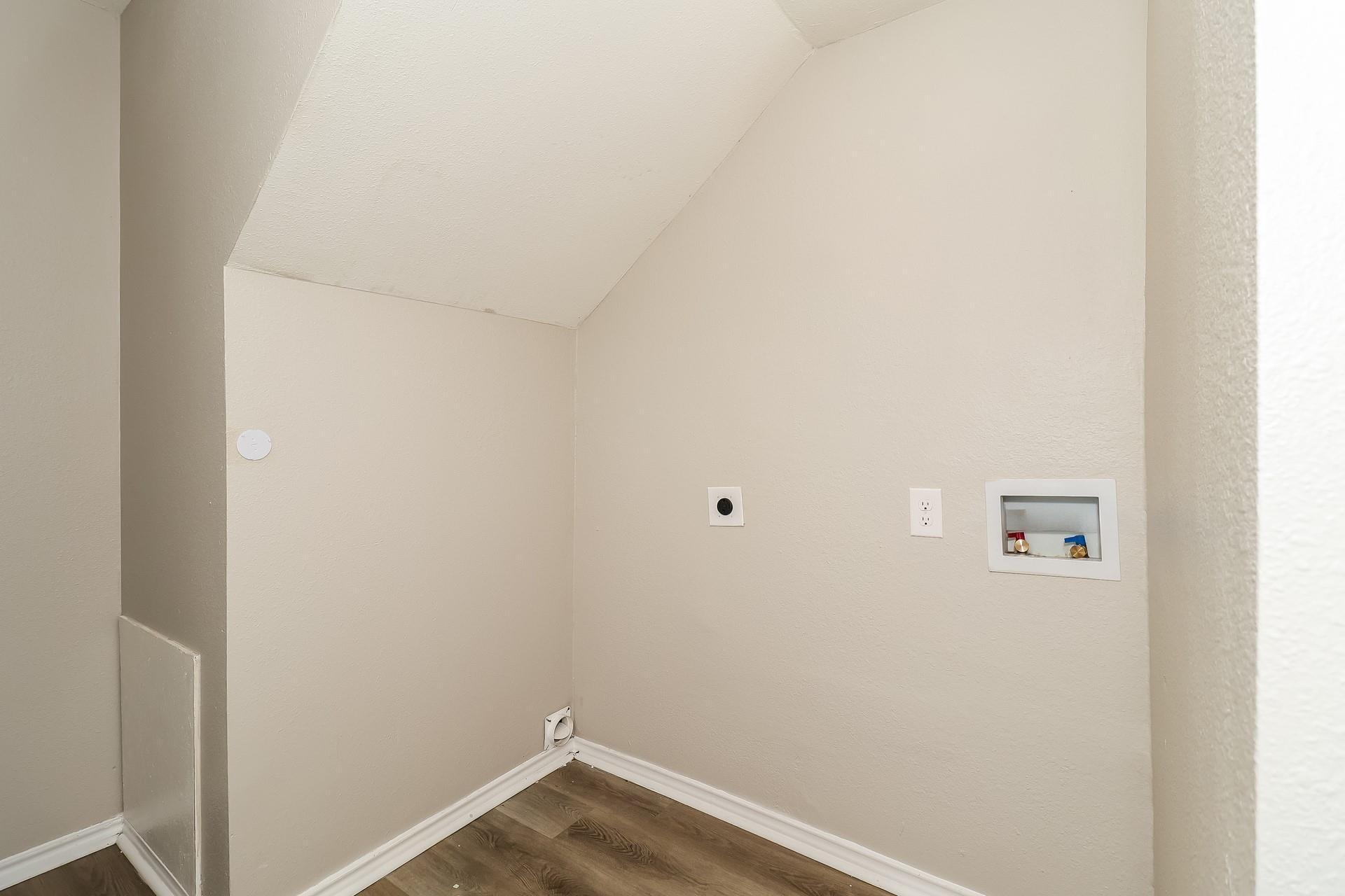 Drummond Dr, Dallas, TX 75228