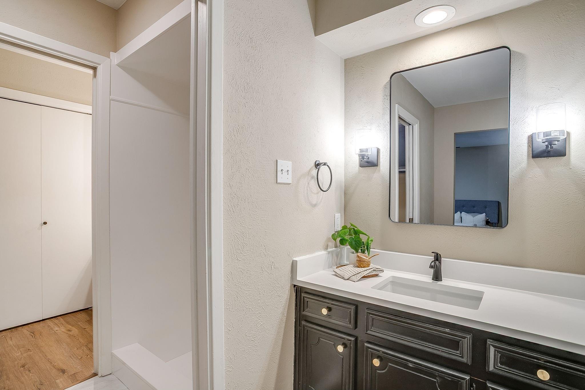 Lakeway Dr, Benbrook, TX 76126