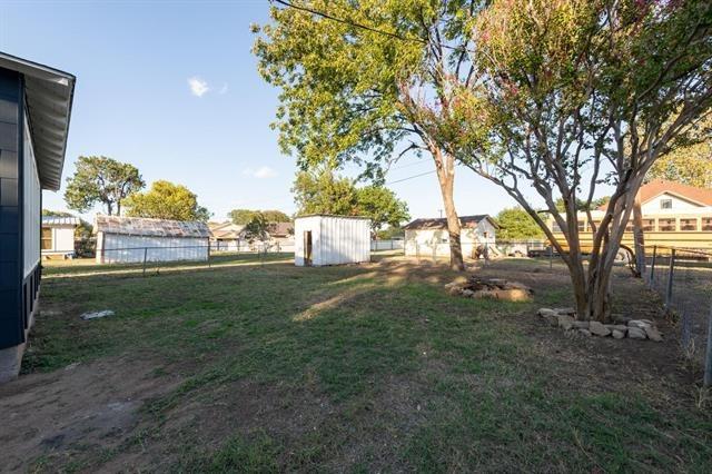 S Main St, Henrietta, TX 76365