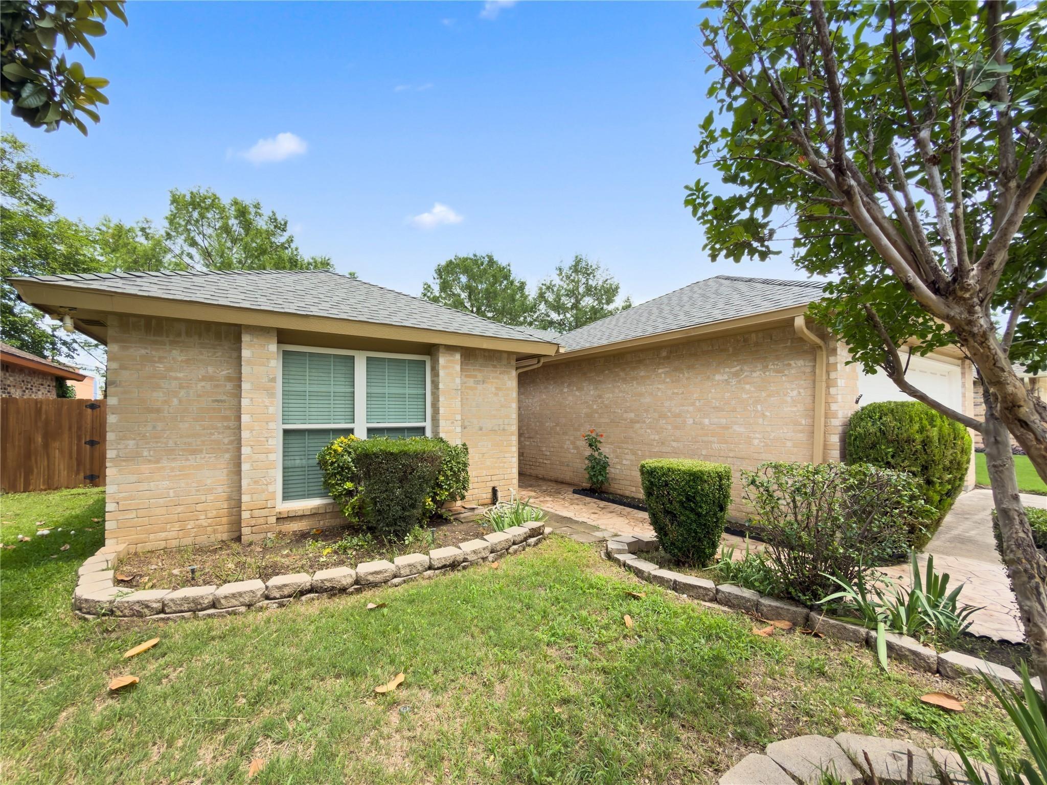 Sutton Dr, Arlington, TX 76018